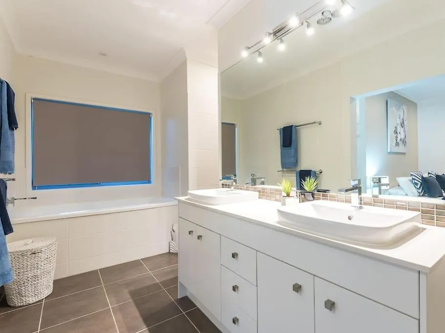 Serenity Retreat Noosa, Spacious Home With Solar Heated Pool Noosaville