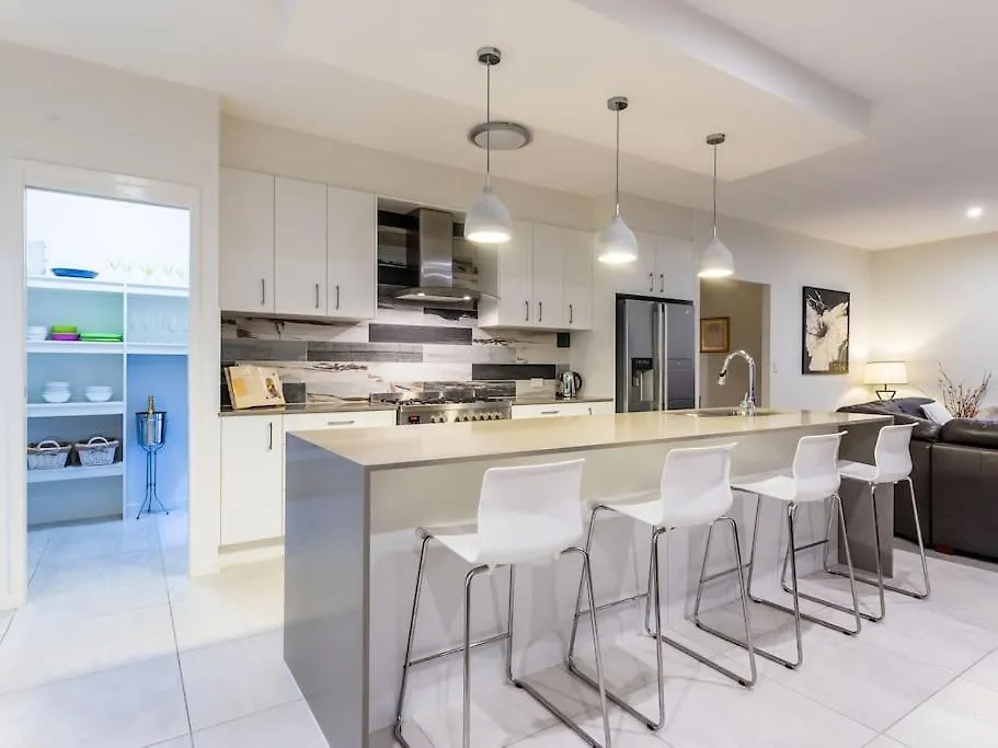 Serenity Retreat Noosa, Spacious Home With Solar Heated Pool Noosaville 0*,  Ausztrália