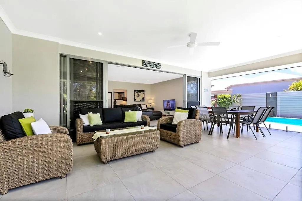 Serenity Retreat Noosa, Spacious Home With Solar Heated Pool Noosaville 0*,