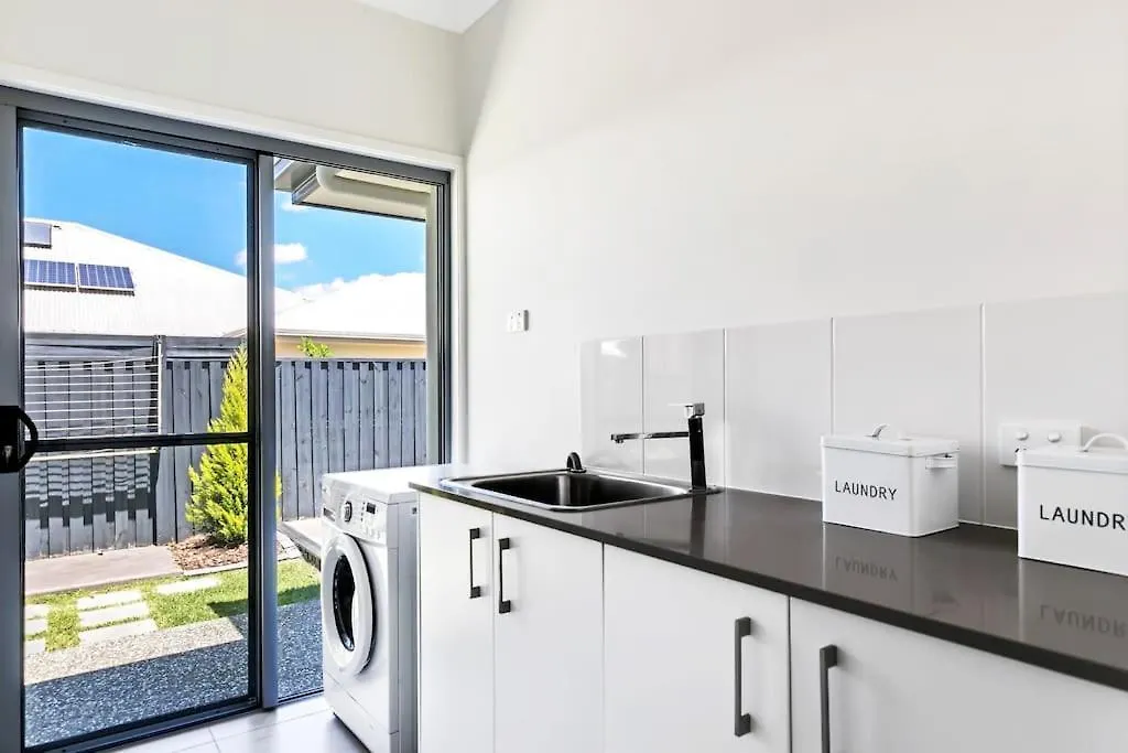 Nyaraló Serenity Retreat Noosa, Spacious Home With Solar Heated Pool Noosaville