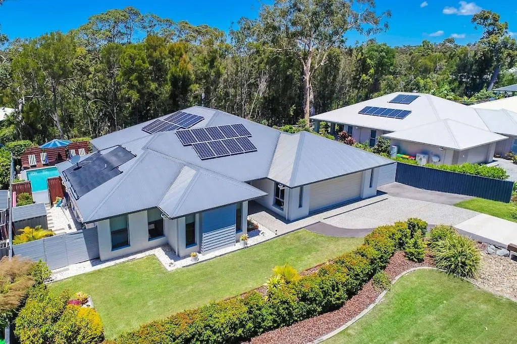 Serenity Retreat Noosa, Spacious Home With Solar Heated Pool Noosaville Nyaraló