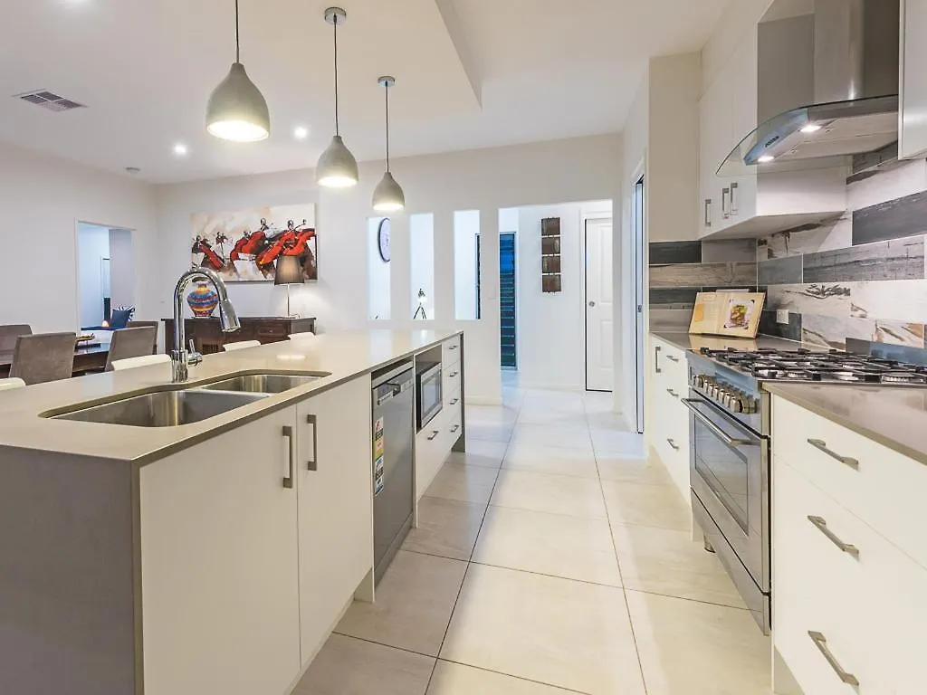 Nyaraló Serenity Retreat Noosa, Spacious Home With Solar Heated Pool Noosaville